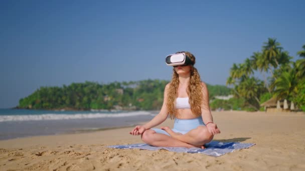 Виртуальная Реальность Усиливает Безмятежный Опыт Женщина Использует Гарнитуру Медитации Тропическом — стоковое видео