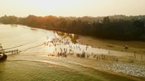Παιδιά Άσπρες Στολές Παίζουν Στην Αμμώδη Παραλία Ηλιοβασίλεμα Κύματα Αγγίζουν — Αρχείο Βίντεο