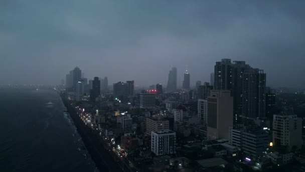Stadtlandschaft Mit Beleuchteten Gebäuden Straßen Einkaufszentren Nachtansicht Der Skyline Von — Stockvideo