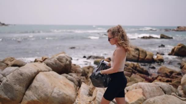 쓰레기를 해결하기 임무에 봉사자 여자는 해안에 플라스틱 쓰레기를 수집합니다 아름다움을 — 비디오
