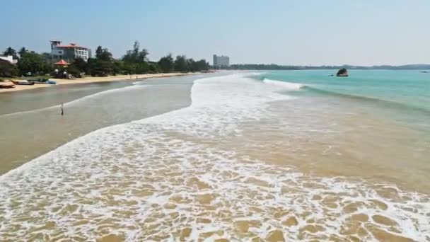 海水上的泡沫模式 威里伽马海滩的空中风景波涛汹涌 游客们在热带棕榈附近的沙滩上游览 前往斯里兰卡度假 放松的旅游目的地 — 图库视频影像