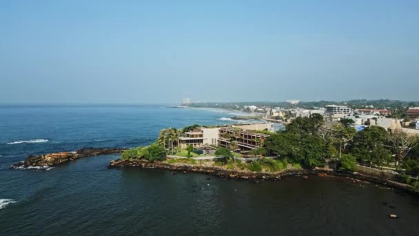 緑豊かな 歴史的な建築 インド洋の波が岩に当たりました フォート海岸線の空中観測 晴れた空 穏やかな水がスリランカのランドマークを取り囲んでいます 観光スポット ドローンパノラマ — ストック動画