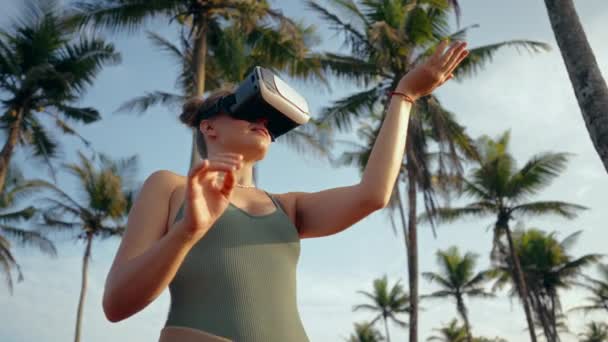 작용하는 환경은 기술이 풍부한 휴가에서의 몰입형 모험을 향상시킵니다 여자는 일몰에 — 비디오
