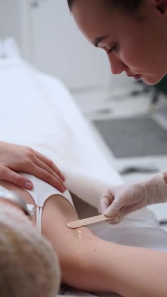 Ασθενής Διαδικασία Αποτρίχωσης Μασχάλης Για Λείο Δέρμα Επαγγελματίας Αισθητικός Εφαρμόζει — Αρχείο Βίντεο