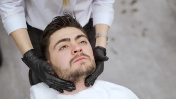 身穿黑色手套的理发师能舒缓皮肤 刺激肌肉 男客户喜欢在理发店放松脖子和面部按摩 男人的健康 仪容整洁 自我照顾 室内商店 — 图库视频影像