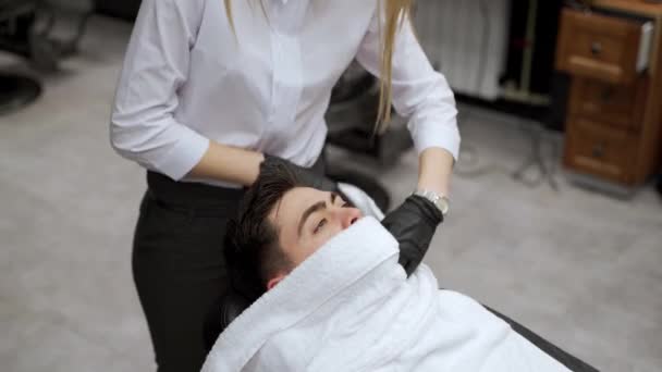 Relaxamento Masculino Ritual Pré Barbear Envolvendo Rosto Para Amolecimento Pele — Vídeo de Stock