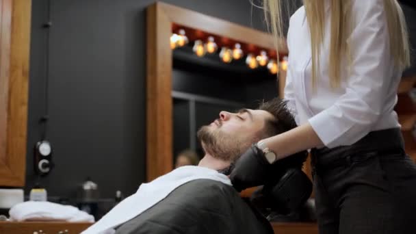 专业美容师在客户的皮肤护理工作 松懈的男人喜欢在理发店做面部按摩 男子温泉沙龙温和的面部治疗会提高患者的健康 — 图库视频影像