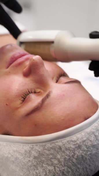 Non Surgical Facelift Treatment Clinic Expert Performs Endospheres Therapy Facial — Stock Video