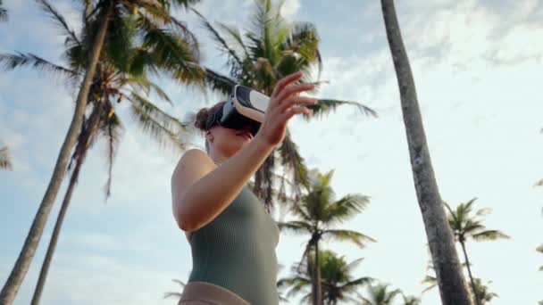 Los Brazos Extienden Interactúan Con Elementos Virtuales Mujer Usa Auriculares — Vídeos de Stock