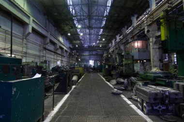 Ekipmanlı mekanik atölye, bulanık arka plan. Makinelerle donatılmış endüstriyel bir tesis. Taşıyıcı hat üretimi. Metal mühendisliği, fabrika katı. Endüstriyel tasarım, üretim alanı.