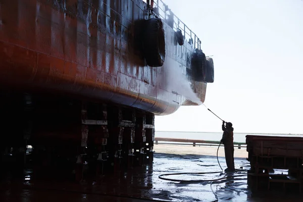 Обслуживание Судов Морская Промышленность Рабочий Очищает Корпус Судна Сухом Доке Лицензионные Стоковые Изображения