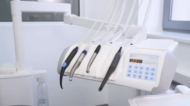 Tandheelkundige Instrumenten Moderne Tandheelkundige Kliniek Professionele Apparatuur Voor Stomatologie Behandeling — Stockvideo