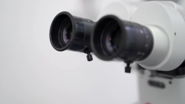 실험실에서 현미경 접안경 튜브의 클로즈업 과학자들을 현대적인 장비는 유전학 실험실에서 — 비디오