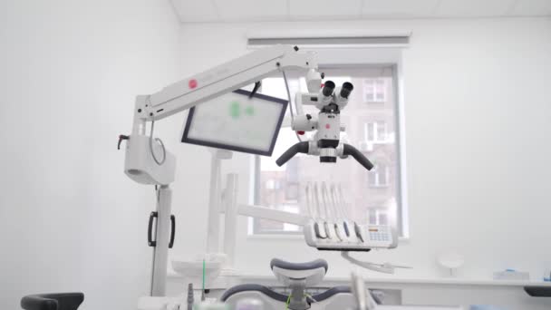 Mikroskop Dentystyczny Obrotową Lornetką Nowoczesnym Gabinecie Stomatologicznym Używam Mikroskopu Dentystycznego — Wideo stockowe