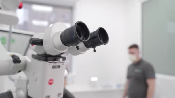 Mikroskop Dentystyczny Nowoczesnym Gabinecie Stomatologicznym Dentysta Przygotowuje Pacjenta Operacji Używam — Wideo stockowe