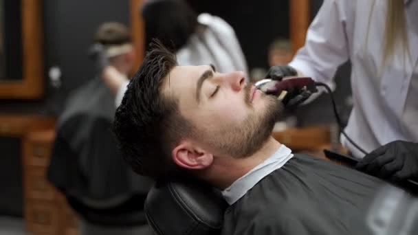 专家发型师使用梳子和剪子 执行精准造型会话 都市风格沙龙 在现代理发店 专业理发师为男性顾客提供时尚的发型和胡子修剪 — 图库视频影像