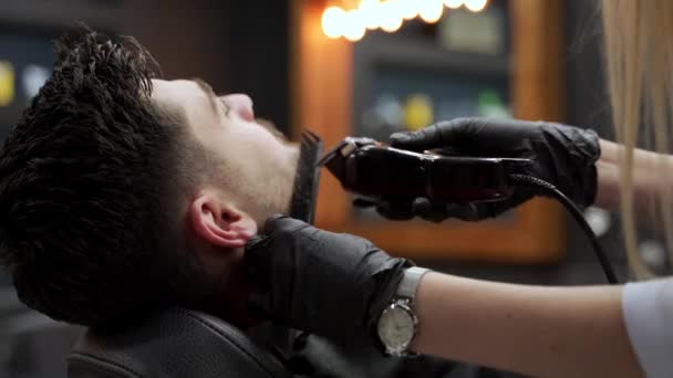 Müşteri Sakalını Keserken Koltukta Dinleniyor Profesyonel Berber Eldiven Stili Saç — Stok video