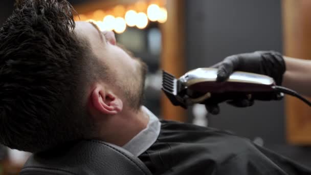 Limpeza Profissional Estilo Barba Precisa Barbeiro Forma Homens Barba Com — Vídeo de Stock