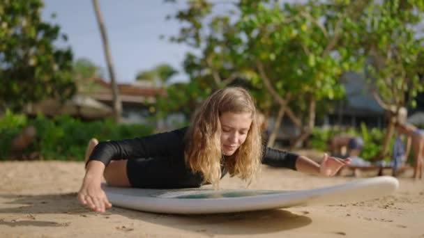Atraktivní Štíhlá Žena Neoprénu Naučí Pádlovat Vstát Dostat Surf Udržet — Stock video