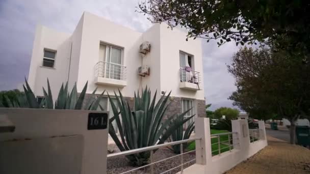 Villa Résidentielle Banlieue Pas Personnes Visibles Claire Jour Bâtiment Moderne — Video