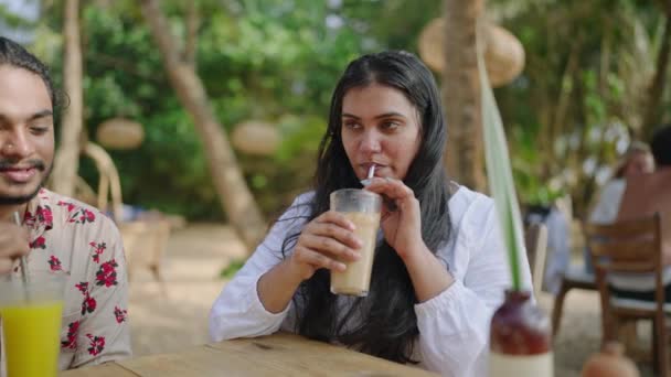 Kadın Buzlu Kahveyi Yudumluyor Erkek Meyve Suyu Içiyor Gevşemiş Yaz — Stok video