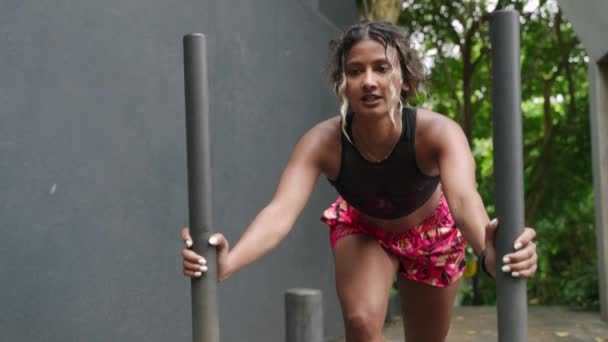 Músculos Flex Como Poderes Biétnicos Mulher Através Treinamento Força Empoderamento — Vídeo de Stock