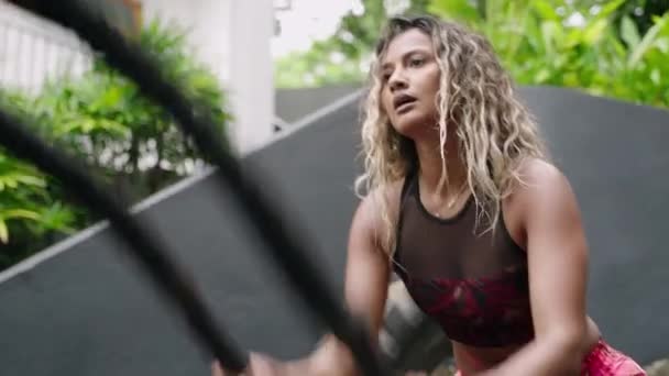 강력한 여성은 훈련시킵니다 Crossfit 체육관 환경에 강렬한 피트니스 지구력 결정된 — 비디오