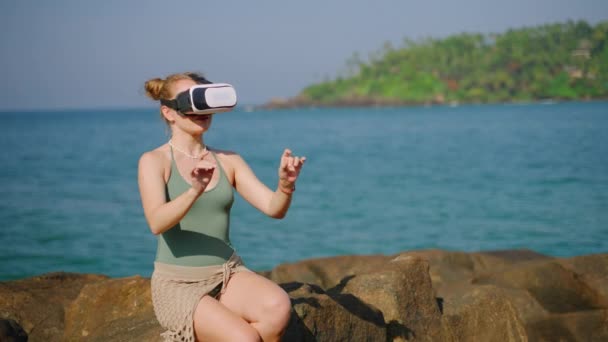 Femela Explorează Lumea Virtuală Experiența Tehnică Interactivă Oceanului Femeia Costum — Videoclip de stoc