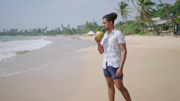 Tropische Vakantie Scene Met Palmbomen Zandstrand Mens Ontspant Het Strand — Stockvideo