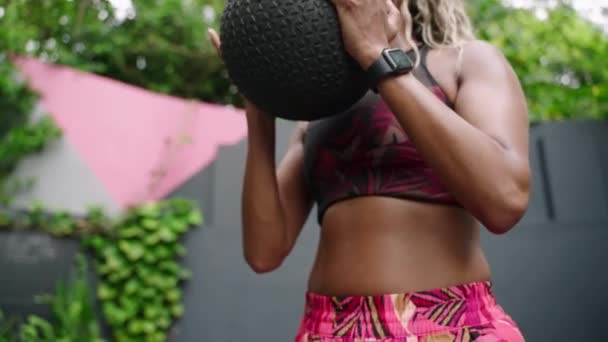Exercícios Mulher Biétnica Com Slam Ball Tonifica Músculos Ginásio Exercício — Vídeo de Stock