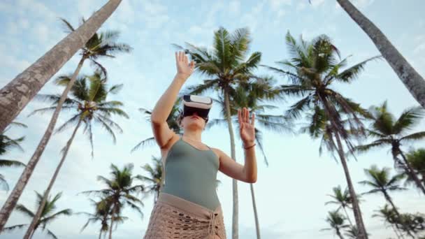 Imerso Ciberespaço Explorando Realidade Alternativa Cercou Natureza Tropical Mulher Headset — Vídeo de Stock