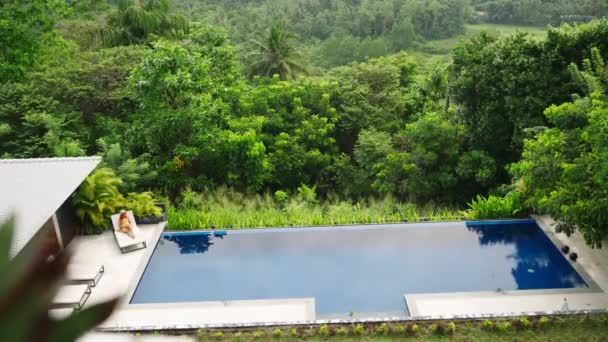 Lüks Villa Berrak Mavi Yeşil Bitkiler Kadın Tropikal Ortamda Havuzda — Stok video