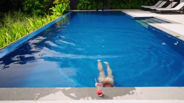 Živé Prostředí Luxusním Letovisku Elegantní Žena Užívá Luxusní Koupání Bazénu — Stock video