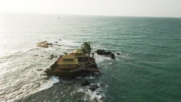 독특한 여행을위한 완벽한 목적지 청록색 파도에 둘러싸인 고립된 공중선 순환선 — 비디오