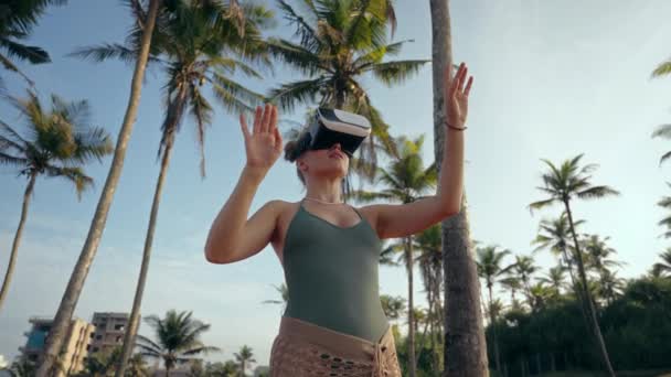 Entusiasta Involucra Realidad Aumentada Juegos Verano Ocio Alta Tecnología Mujer — Vídeos de Stock