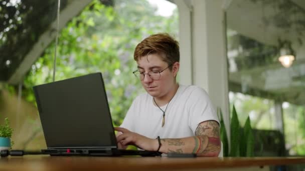 Фокусовані Татуйовані Трансгендерні Типи Людей Ноутбуці Сонячному Світлі Сучасне Кафе — стокове відео