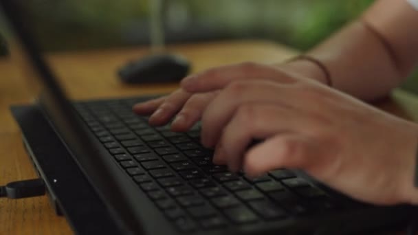 Гибкие Пальцы Перемещаются Клавиатуре Выполняя Команды Отлаживая Программное Обеспечение Создавая — стоковое видео