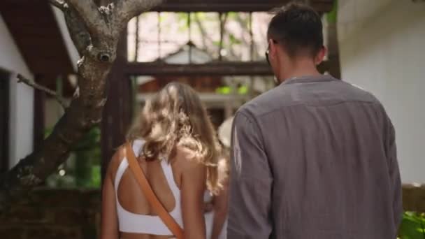 Diversos Amigos Entram Café Hipster Com Plantas Verdes Exóticas Bali — Vídeo de Stock