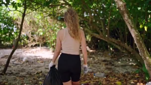Mujer Recoge Basura Bolsa Basura Bosque Conservacionista Limpia Paisaje Natural — Vídeos de Stock