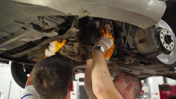 Mani Nei Guanti Maneggiare Parti Auto Lavoro Squadra Garage Meccanica — Video Stock