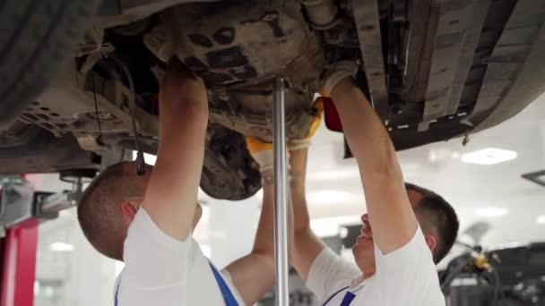 Técnicos Mantenimiento Vehículos Desmontar Sistema Transmisión Taller Reparación Automóviles Auto — Vídeos de Stock