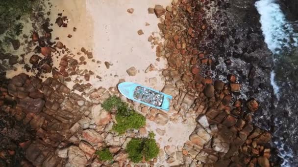Vista Aérea Barco Abandonado Lleno Residuos Plástico Atracado Playa Prístina — Vídeos de Stock