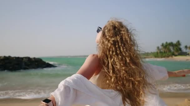 바람에 머리를 서핑에 바닷가에 머리를 해안에서 휴식을 즐기는 빛나는 머리와 — 비디오