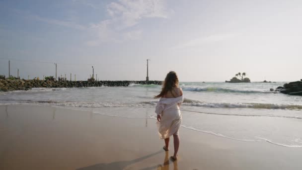 Молода Жінка Ходить Босоніж Залишаючи Сліди Піску Узбережжі Морський Серфінг — стокове відео