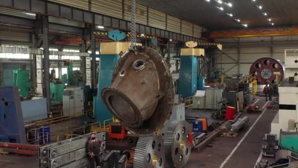 2021 Mariupol Ukrane Magma Fabrikası Şçiler Makineleri Çalıştırıyor Ağır Parçaları — Stok video