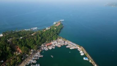 Balıkçılar canlı deniz kültürünü yansıtan gemiler hazırlıyorlar. Mirissa Limanı 'nı renkli otantik balıkçı tekneleriyle çektiler. Kıyı şeridi Hint Okyanusu 'na karşı tropikal ağaçlarla dolu..