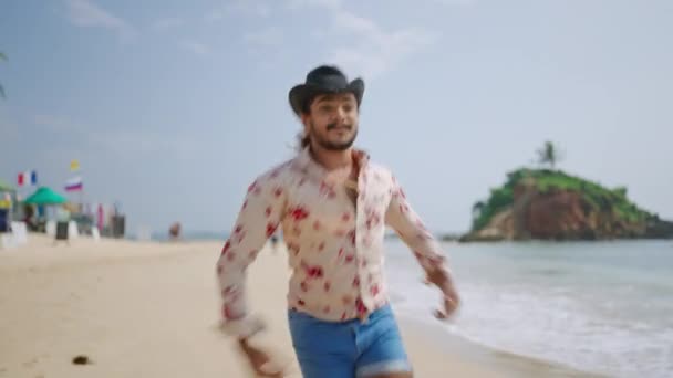 쾌적하고 해안을 자유를 카우보이 모자에 활기찬 화려한 화창한 휴가에 — 비디오