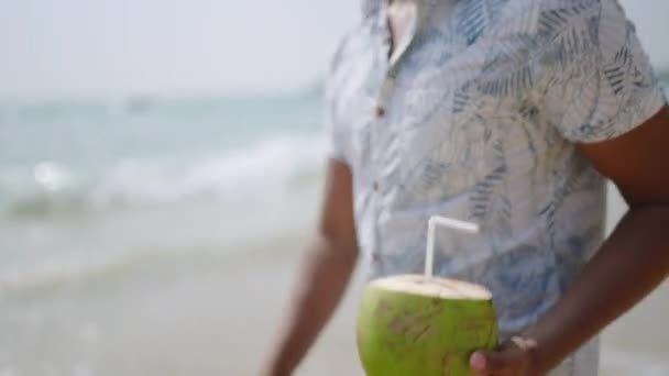 Ontspannen Man Houdt Van Natuurlijke Drank Strand Levensstijl Mens Nipt — Stockvideo