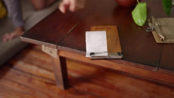 Projet Loi Restaurant Sur Table Bois Jeune Homme Prenant Projet — Video