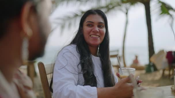 Napije Zasměje Neformální Konverzaci Usmívající Žena Těší Tropické Plážové Kavárně — Stock video